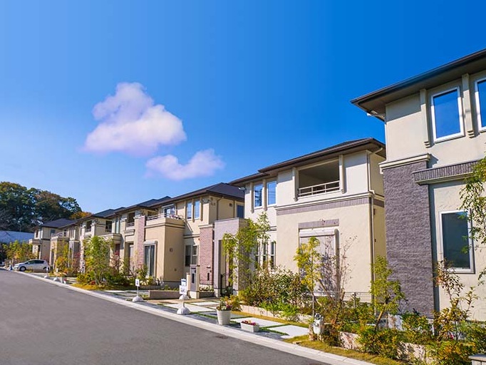建売住宅のメリット・デメリットを徹底解説｜価格が安い理由や注文住宅との違い、購入前に知っておきたい注意点とは？入居までのスピードや資金計画の立てやすさなどの魅力に加え、間取りの自由度や品質面での不安点もわかりやすく解説｜後悔しないためのチェックポイントや内見時に確認すべきポイント、向いている人の特徴まで詳しく紹介【初めてのマイホーム購入ガイド】